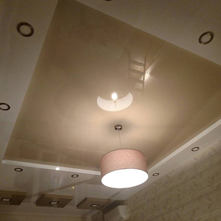 Потолок бежевый - глянец фото